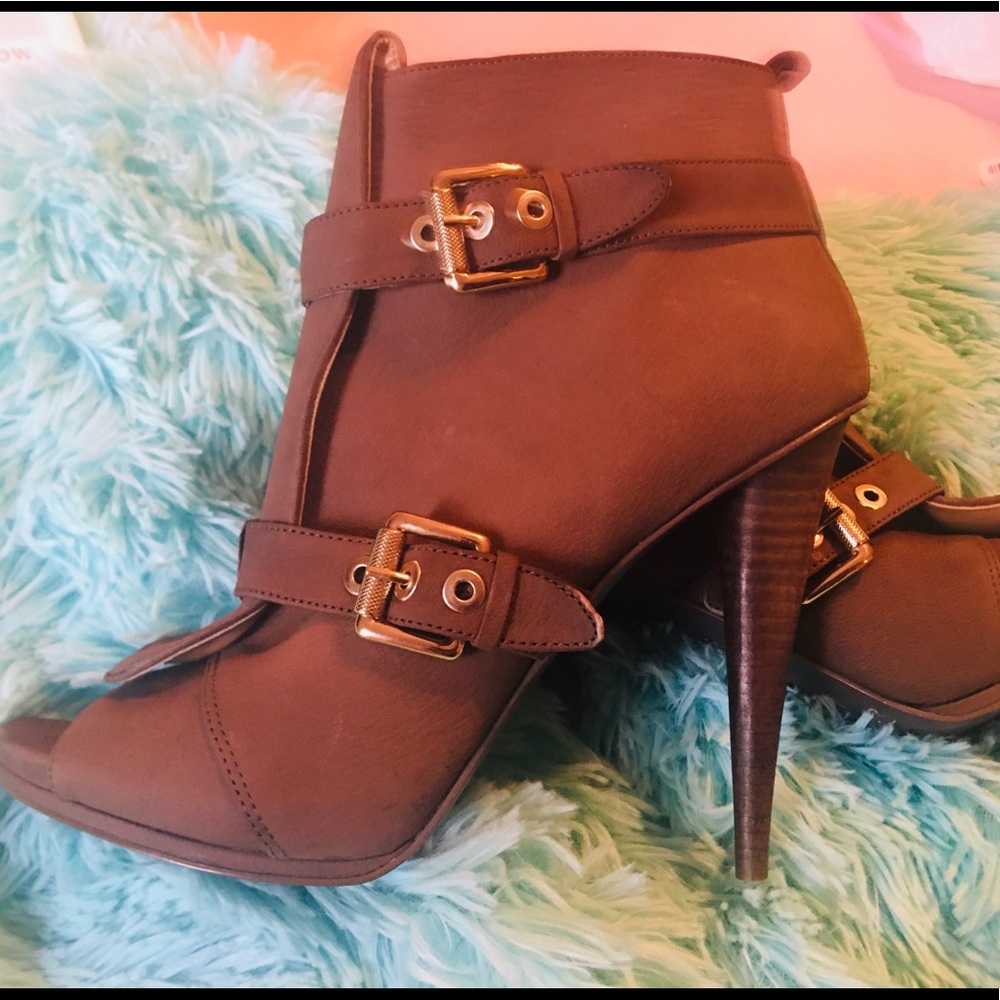 Brand new Nine West peep toe bootie heel 4”